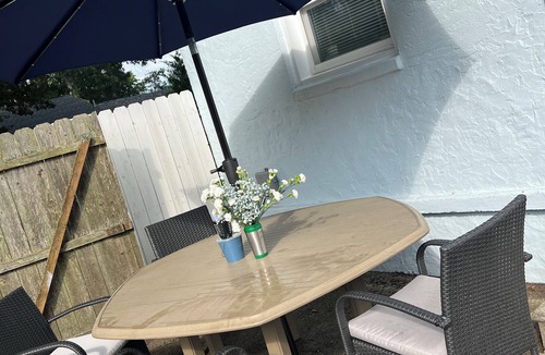 Villas Cottage | WHALE'S TAIL COTTAGE: Newly renovated cozy cottage 1.5 block walk to the beach !