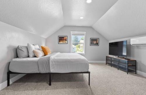 South Perry District House | Where the Cool Kids Stay Hot Tub Perry