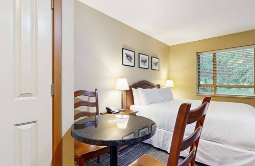 Village North Hotel | Whistler - Cascade Lodge 317