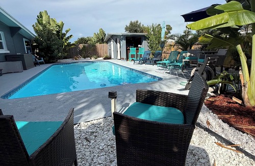 Gulf Gate Estates House | White bird of Paradise , Welcome to this boutique house in gulf gate.