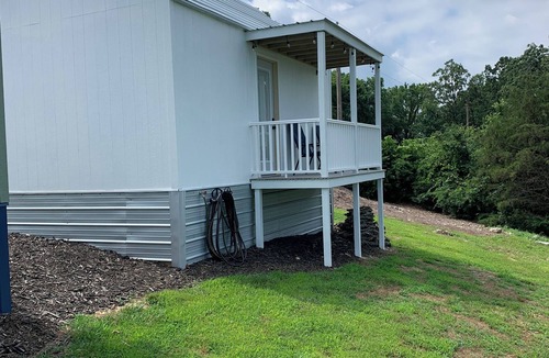Eureka Springs Cabin | White Moon tiny cabin close to everything with Mountain View. No cleaning fees !