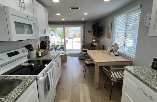 Englewood Villa | White Pelican, a Cozy Cottage on the Key with Sunsets, Kayaks and More!