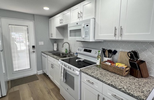 Englewood Villa | White Pelican, a Cozy Cottage on the Key with Sunsets, Kayaks and More!
