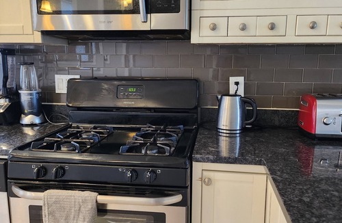 West Baltimore House | whole 3-bedroom townhome in welcoming Baltimore with AC and charm
