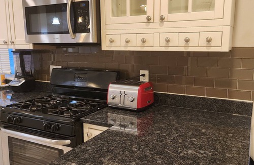 West Baltimore House | whole 3-bedroom townhome in welcoming Baltimore with AC and charm