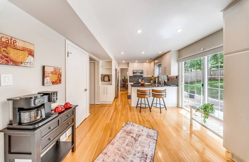 Herndon House | Willow Family Lodge, Spacious 4-bedroom house in beautiful Herndon with AC
