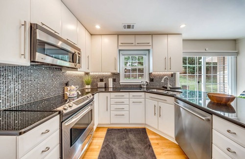 Herndon House | Willow Family Lodge, Spacious 4-bedroom house in beautiful Herndon with AC