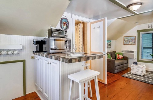 Historic Seaport Apartment | Windchime by AvantStay | Walk to Duval Street | Month Long Stays Only
