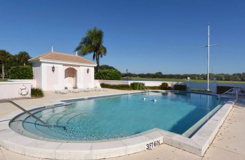 Osprey Village Apartment | Windsor Lodge Unit 10, Studio, close to the beaches, pool access