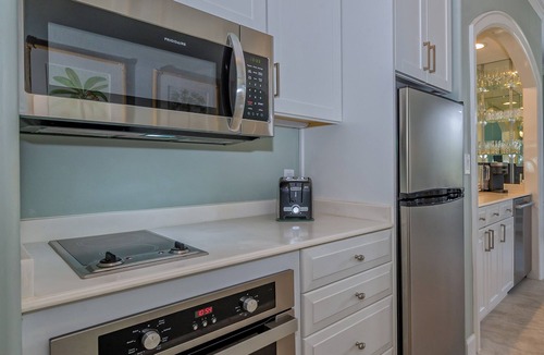 Osprey Condo | Windsor Lodge Unit 20, studio, close to the beaches, pool access