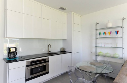 Osprey Apartment | Windsor Lodge Unit 7, studio, close to the beaches, pool access