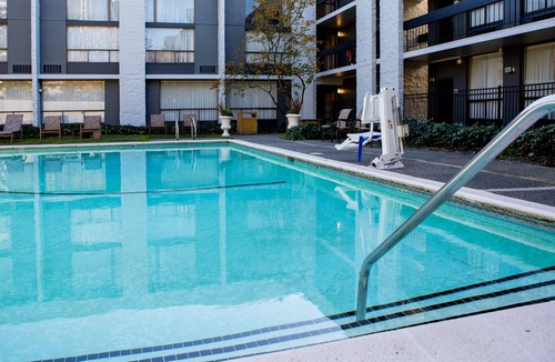 Wilburton Hotel | Wonderful Stay! Seasonal Pool, Parking, Pets Allowed, Near Bellevue Square