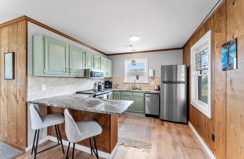 Kill Devil Hills Cottage | Wright Salty/One Block to Beach/Dog Friendly/Ocean Views/Covered Outdoor Space