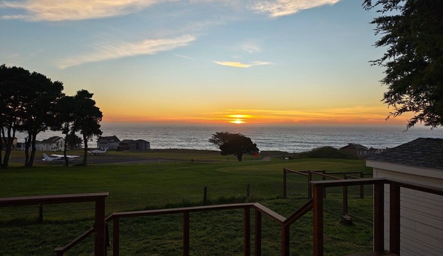 1-bedroom cottage w/panoramic ocean views, adjacent to golf course and airstrip