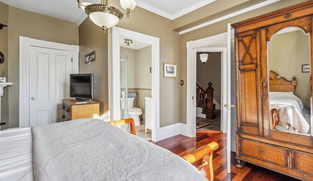 1 Bedroom Deluxe Main Street Downtown Liverpool Suite D