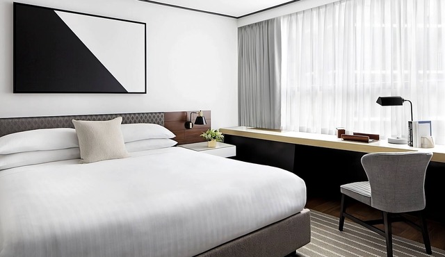 1-Bedroom King Suite – Steps to Museums, Dining & The Mall