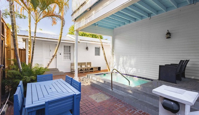1 Block to Duval St | Banana's Foster Guesthouse