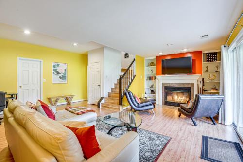 1 Mi to Centennial Park: Gem w/Golf Course Views