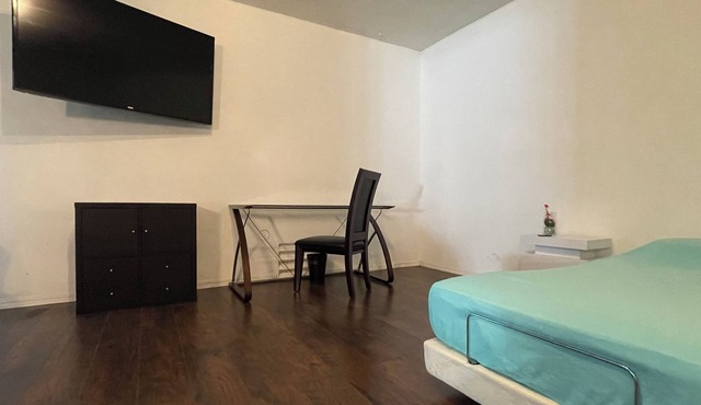 1 or 2 bedrooms in Gorgeous Pool Home