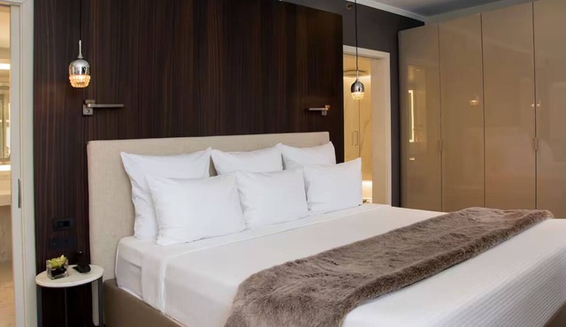 1 Unit | Luxury Presidential Suite w/King Bed + Stunning City Views