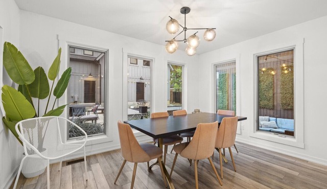 12-Guest Vic Village Retreat w/Free Parking