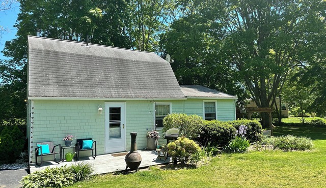 150ft+ Direct Waterfront! 2-Bdrm Cottage on Niantic River in Waterford CT