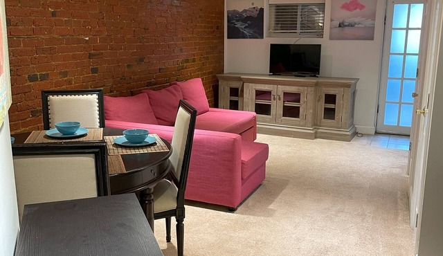 1BR apartment w/office, 7 walk to metro! Pet friendly. Pretty in Petworth!