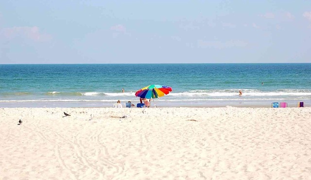 1BR Cozy Cottage w/Pool, just 3 min walk to beach!