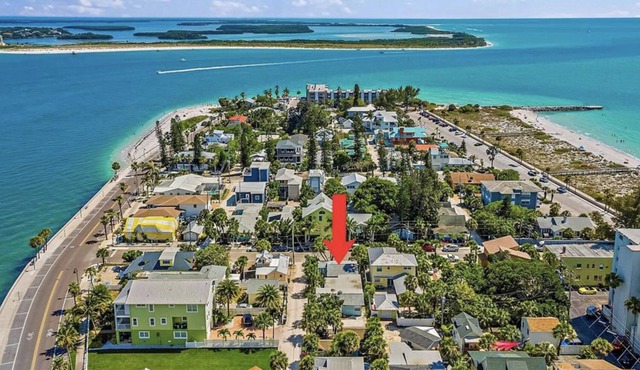 2 Bed/1 Bath Villa in Historic Pass-A Grille. Walk to the beach and shops!