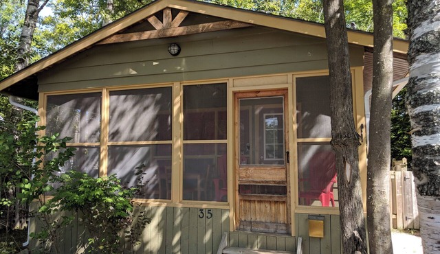 2 Bed cottage in Wasaga Beach, steps from beach, minutes to Blue Mountain
