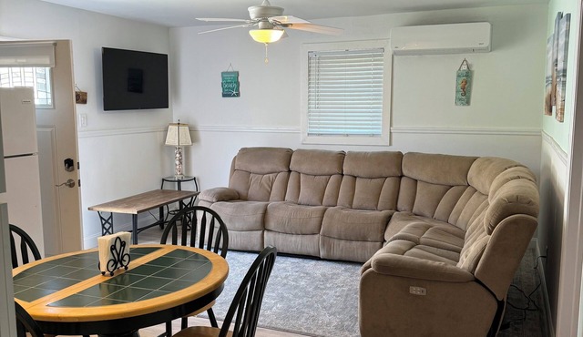 2 Bedroom 1 Full Bath cottage minutes to beach or bay. 3 Person Max Only !
