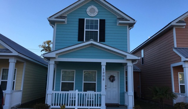 2-Bedroom Cottage, One Block to Beach! Free WIFI, Free Parking