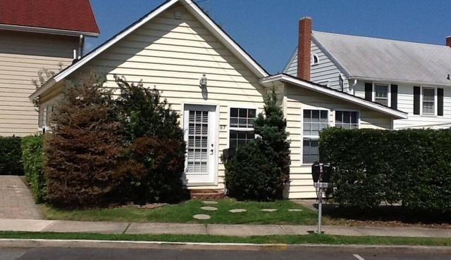 2 Bedroom Cottage - 2 blocks to Beach & Boardwalk
