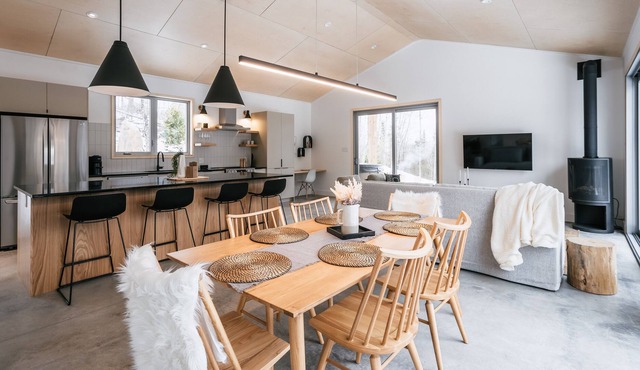 2 Bedroom, Pet Friendly Forest Chalet With Hot Tub