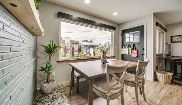 2 Blocks to Beach Park: Cozy Seattle Townhome