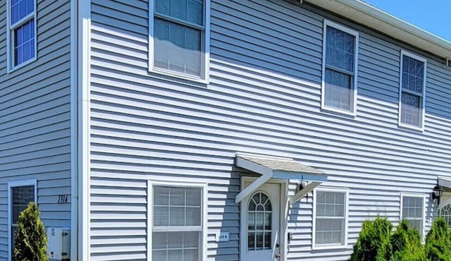 2 BR Beach Condo, 1 block from Ocean!