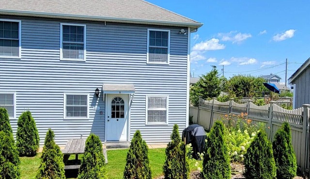 2 BR beach condo, 1 block from shore!
