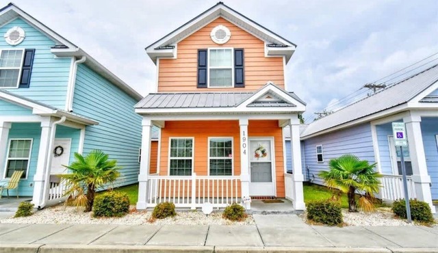 2 Story Cottage, Short Walk to Beach, Free Parking