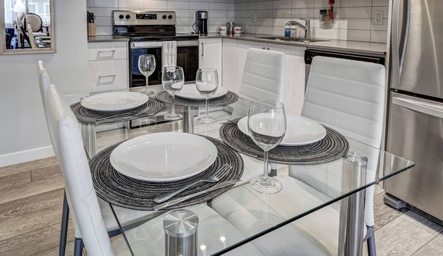 20 min DT | Canmore & Shopping Near | NEW Condo Sleeps 5