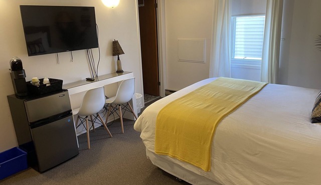205 - Standard Rm 1 Queen Bed - 2nd Floor