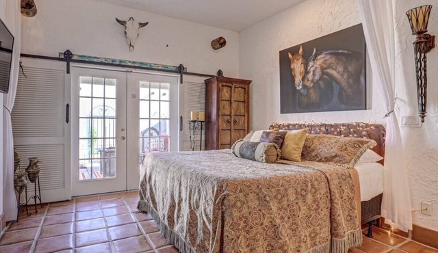 27 Amira ALLMAN · Relax! Spanish Rose King Bed+Kitchen Pool+Spa+Gym