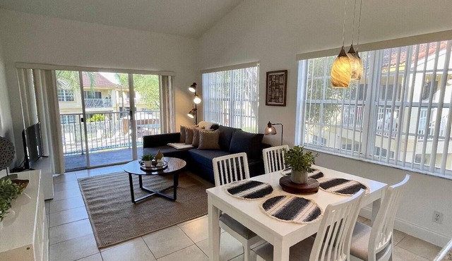 270D - Boca Retreat w/Pool, Parking, Near Evert Tennis & Shops