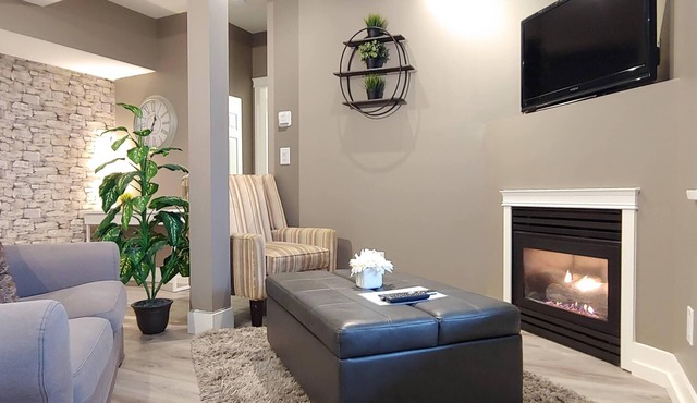 2bdrm Suite in Executive Home with Sweeping Mountain and Valley Views