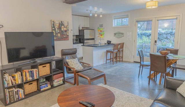 2bed-2bath Ballard Courtyard Apartment Walk to Old Ballard! Restaurants nearby!