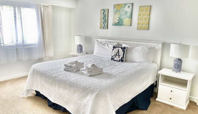 2BR 2BA New King Mattress, Walk-In Shower, Pool, Balcony, Tennis, Pickleball
