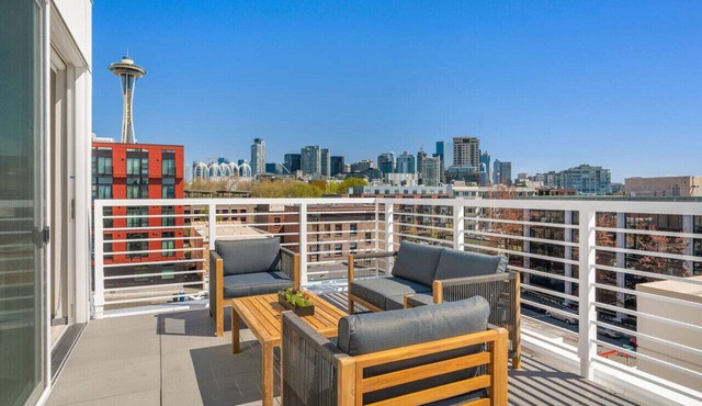 2BR Apt Panoramic Seattle Views | Private Balcony