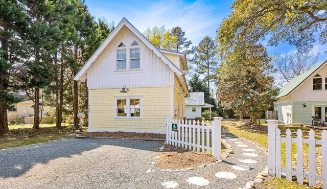 2BR coastal cottage w/whirlpool tub & patio