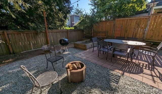 2BR Craftsmen Greenlake Home + Backyard + Firepit