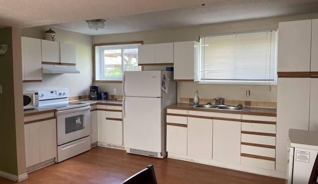 3 Bedroom Cozy Apartmentn2 Blocks from Main StreetnPrivate Entrance
