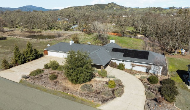 3-bedroom house in fabulous Lakeport with WiFi, AC. Relax and unwind